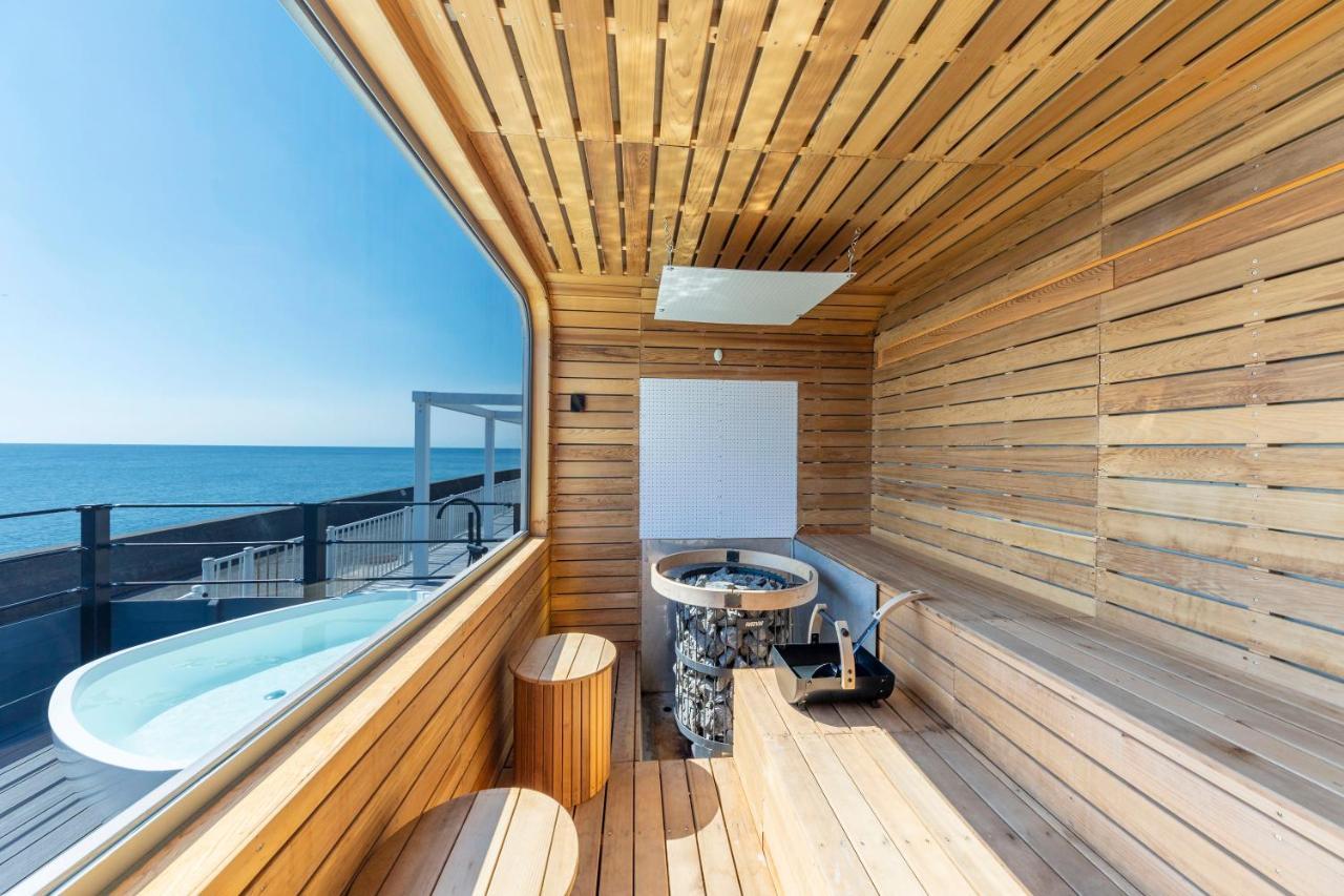 Malibu Hotel Zushi Bagian luar foto